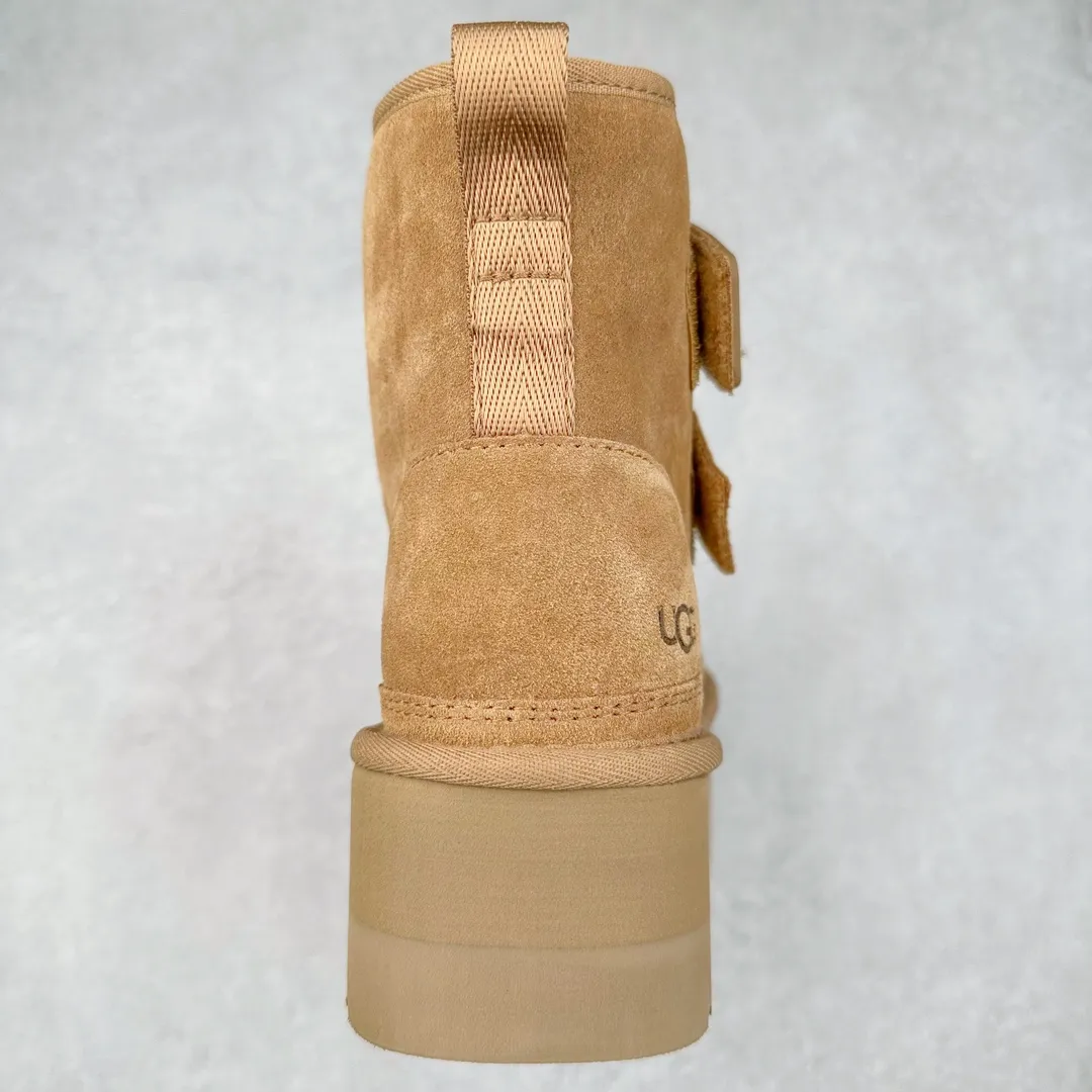 Pick up locally 💰600 UGG 0554 Autumn and winter sheepskin and fur one-piece snow boots with double buckles. All shoes are made from the same factory as ZP. Longfeng A-grade Australian imported sheepskin and fur one-piece Velcro women's boots. Brand OEM production line. Fully follow the ZP process. OEM original pattern maker. Adhering to the principle of no original shoes and no development selection. Pay attention to every detail. The most authentic version on the market. TREADLITE "Light Wing" technology outsole. Lightweight/durable/flexible/pile size: 35 36 37 38 39 40 Coding: by3936030
